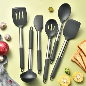 Vue détaillée d'un ensemble d'ustensiles de cuisine en silicone gris avec manches inox