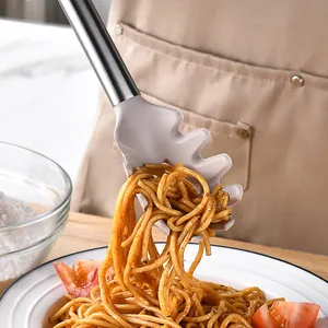 Vue détaillée d'une cuillère à pâtes en silicone soulevant des spaghettis d'une assiette