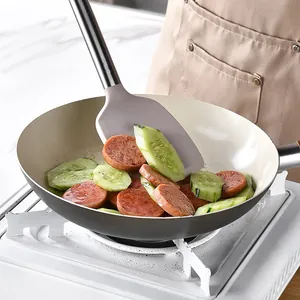 Détail de spatule en silicone résistante à la chaleur avec manche inox en cuisine