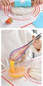 Vue détaillée d'un fouet en silicone coloré et d'un tapis de pétrissage pour enfants