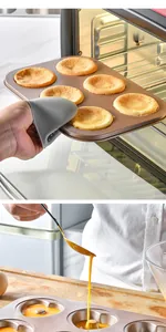 Nahaufnahme vom Teiggießen in eine 6-Tassen-Herzform Antihaft-Muffin-Backform