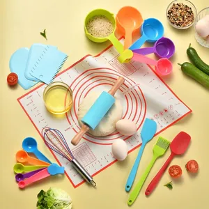 Ensemble de 19 Pièces de Pâtisserie pour Enfants Tapis en Silicone Rouleau à Pâtisserie Fouet Tasses à Mesurer Cuillères Spatules Racleurs pour Cuisine DIY Cadeau