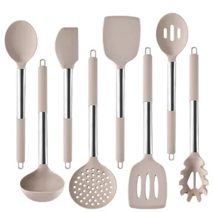 Ensemble professionnel de 8 ustensiles de cuisine en silicone beige avec manches en acier