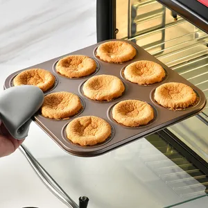 Antihaftbeschichtete 9-Loch-Muffinform aus Kohlenstoffstahl mit frischen Cupcakes