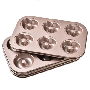 Roségoldene 6-Mulden Antihaft-Backform mit Herz- und Donutformen für süße Muffins.