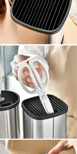 Détail du porte-couteau universel en inox avec des ciseaux de cuisine blancs insérés