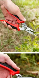 Dettaglio delle cesoie da giardino ergonomiche con impugnature antiscivolo rosse e nere