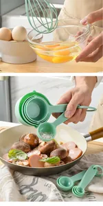 Detalle de las tazas y cucharas medidoras de silicona verde menta en una cocina