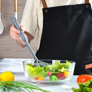 Vielseitiger Fleischstampfer und Salatrührer in einer Glassalatschüssel