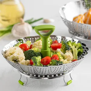 Panier vapeur pliable en acier inoxydable avec légumes frais dans une cuisine