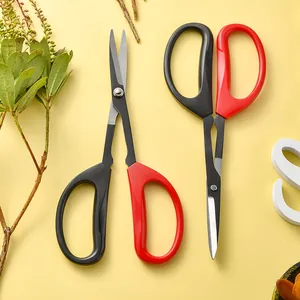 Due cesoie da giardino in acciaio inox con manici rossi e neri su sfondo giallo