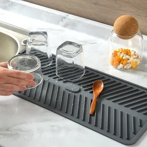 Tapis de bar rectangulaire en silicone gris foncé épais pour le séchage des verres.