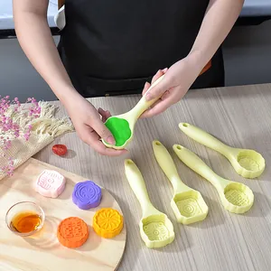 Set da 5 stampi per mooncake in plastica PP con manici lunghi per la cottura fai-da-te
