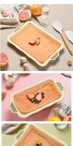 Primo piano della teglia in silicone rinforzata con pan di spagna appena sfornato e frutta