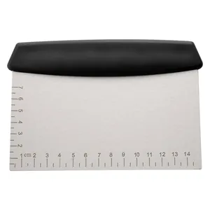 Coupe-pâte en acier inoxydable avec graduations et poignée noire ergonomique