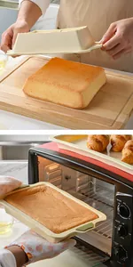 Dettaglio della teglia in silicone con facile estrazione della torta e uso in forno