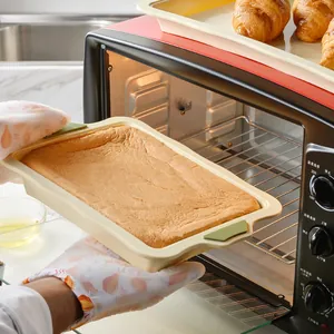 Teglia da forno in silicone resistente al calore con bordo rinforzato per dolci.