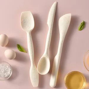 Elegante juego de tres espátulas dobles de silicona crema con motivos florales en relieve