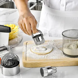 Set professionale di 5 tagliapasta rotondi in acciaio inox usati su impasto da chef