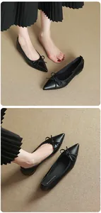 Dettaglio di ballerine nere a punta con elegante fiocco decorativo.