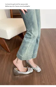 Dettaglio di ballerine francesi argento con punta glitterata e fiocco decorativo