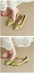 Dettaglio ballerine verde chiaro con punta affusolata ed un elegante fiocco decorativo