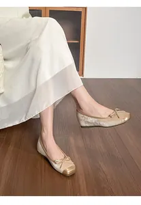 Eleganti ballerine in velluto dorato con punta metallica e dettaglio a fiocco