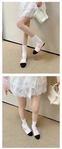 Ballerine Mary Jane bicolore rosa e nere con dettagli di gonna in pizzo bianco.