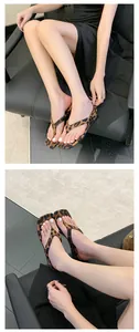 Detaillierte Nahaufnahme von Leoparden-Zehensandalen mit quadratischem Design am Modell