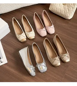 Vista dettagliata di ballerine stile francese con fiocco e punta glitterata colorata