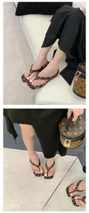 Nahaufnahme von Leoparden-Flip-Flops mit quadratischer Zehenpartie und schwarzem Kleid