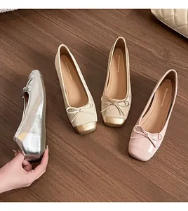 Vista dettagliata di ballerine in stile francese con delicati fiocchi in quattro colori diversi