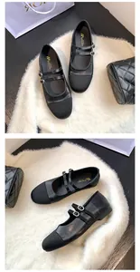 Eleganti ballerine Mary Jane a punta tonda con design bicolore nero e doppi cinturini.