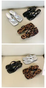 Auswahl an Damen-Zehentrennern mit quadratischer Spitze in Schwarz, Silber und Leopard