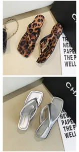 Modische High-Heel-Sandaletten mit Karree-Ausschnitt in Leopardenmuster und Silber-Optik