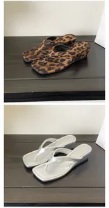 Detaillierte Ansicht von Keilsandaletten mit Leopardenmuster und silbernem Metallic-Look