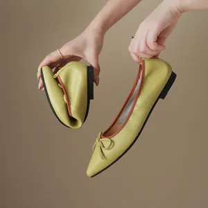 Eleganti ballerine flessibili a punta con fiocco decorativo in pelle verde lime