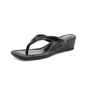 Elegante schwarze Keilsandaletten für Damen mit modernem quadratischem Zehendesign