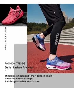 Action-Aufnahme von professionellen Marathon-Carbon-Laufschuhen auf der Außenbahn