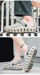 Detailweergave van kaki platform klompen met groene massagezool voor buiten en strand