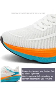 Nahaufnahme des atmungsaktiven Gewebes am Marathon-Carbon-Platten-Laufschuh