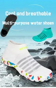 Vue détaillée de chaussures d'eau en maille respirante avec semelles antidérapantes.