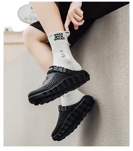 Detail van zwarte platform clogs met ademende gaten en verstelbare band