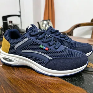 Ademende heren hardloopschoenen van blauw mesh met luchtkussenzool en geel hieldetail