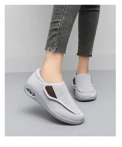 Gros plan de chaussures de marche larges et légères avec tige en mesh et bande velcro