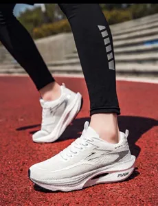 Professionelle weiße Marathon-Laufschuhe mit Carbonplatte für Rennen und Fitness