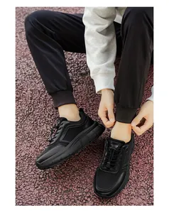 Detail van een man die comfortabele zwarte antislip wandelschoenen draagt op een sportbaan