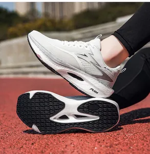 Professionelle weiße Carbon-Laufschuhe für Marathon im Detail auf einer roten Laufbahn