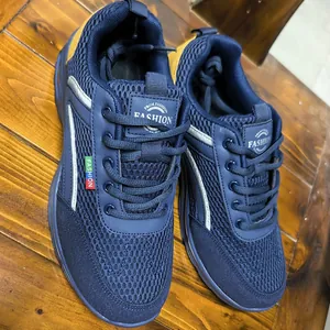 Ademende marineblauwe mesh sneakers voor heren met lichtgewicht design en kussenzool