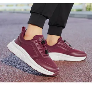 Detailoverzicht van de ademende bordeauxrode wandelschoenen voor senioren